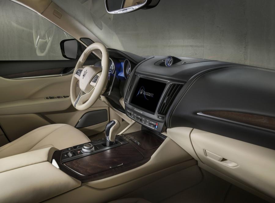 Интерьер Maserati Levante S Q4 GranLusso 2017 года  (WW) (фото 8 из 47)